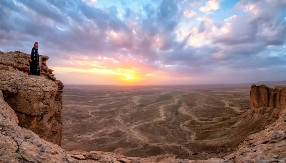 Winter vs summer weather at Edge of the World Riyadh